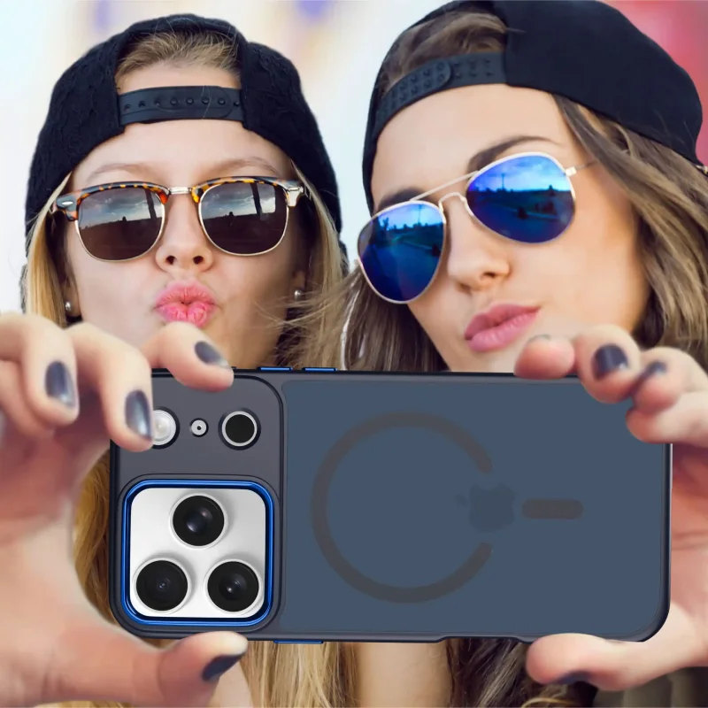 Dwie kobiety robiące selfie iPhonem 17 Pro w granatowym etui MagSafe – poziome ujęcie telefonu z tyłem obudowy