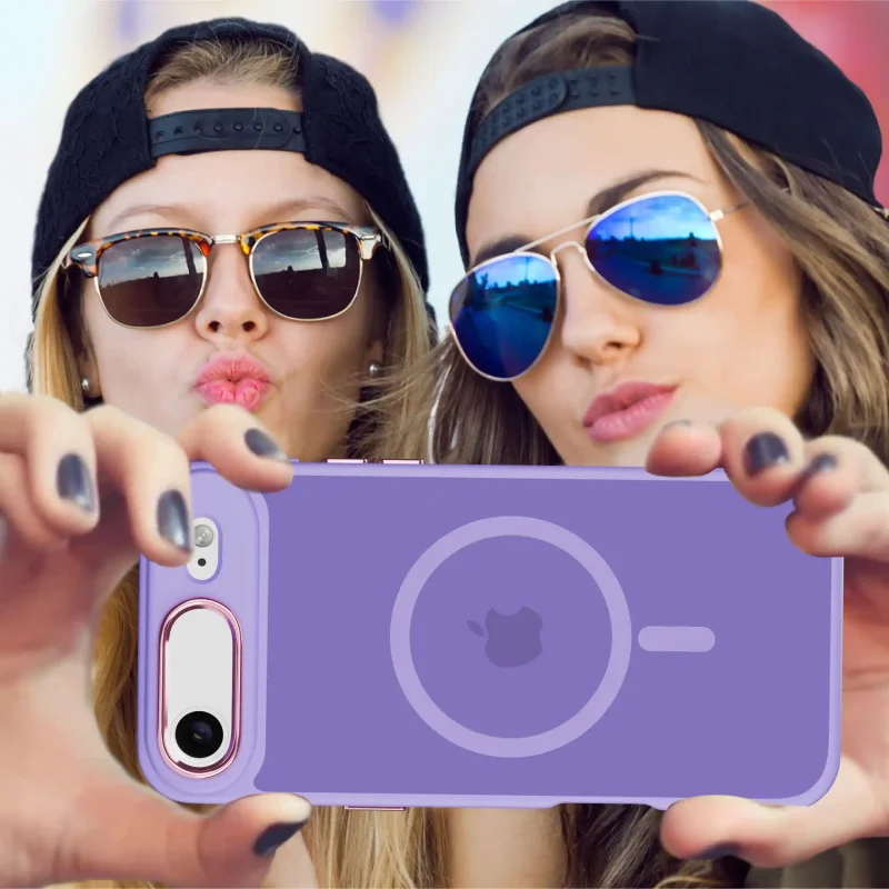 Dwie kobiety robiące selfie iPhonem Air w fioletowym etui MagSafe – poziome ujęcie telefonu z tyłem obudowy