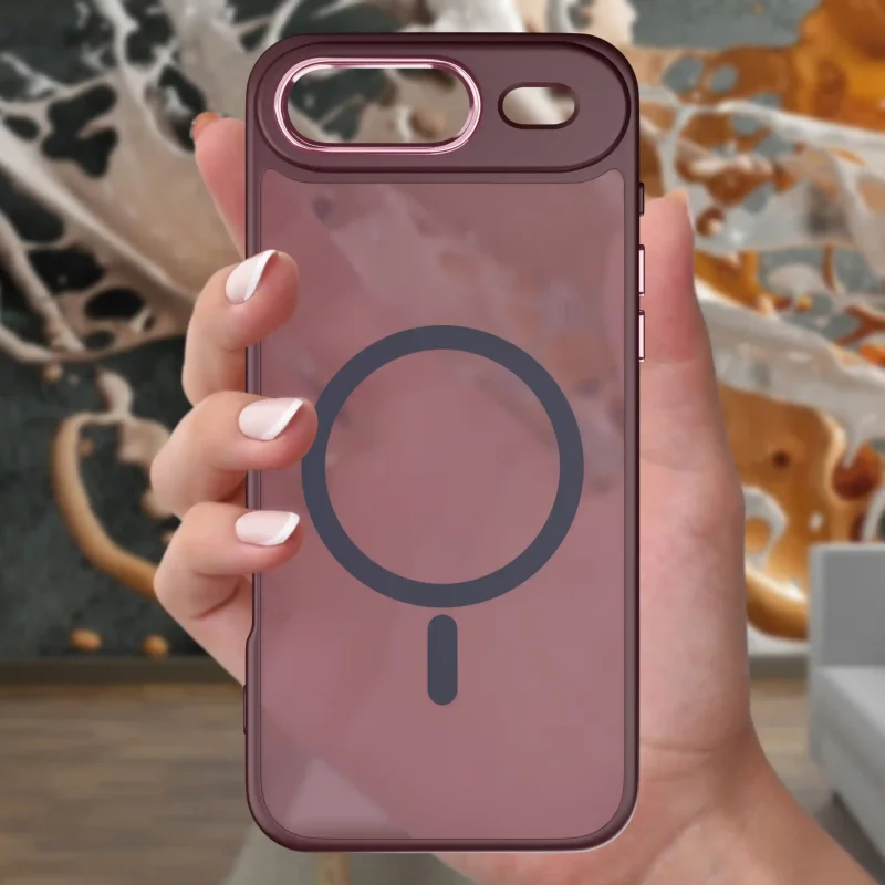 Burgundowe etui MagSafe do iPhone Air trzymane w dłoni