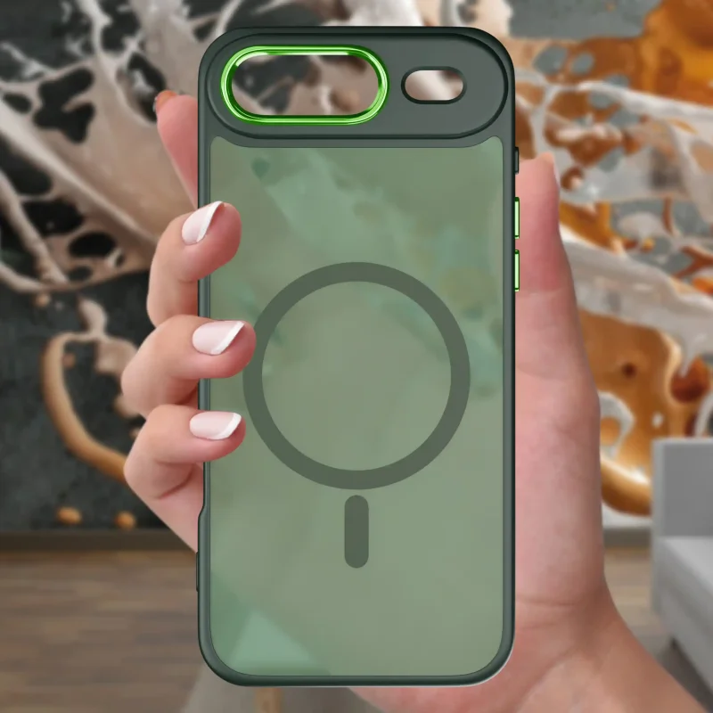 Zielone etui MagSafe do iPhone Air trzymane w dłoni