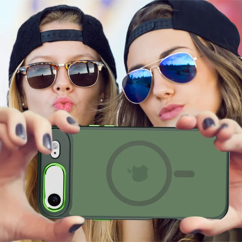 Dwie kobiety robiące selfie iPhonem Air w zielonym etui MagSafe – poziome ujęcie telefonu z tyłem obudowy