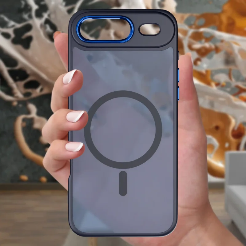 Granatowe etui MagSafe do iPhone Air trzymane w dłoni