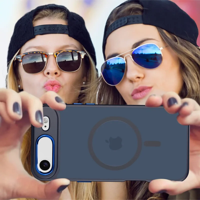Dwie kobiety robiące selfie iPhonem Air w granatowym etui MagSafe – poziome ujęcie telefonu z tyłem obudowy
