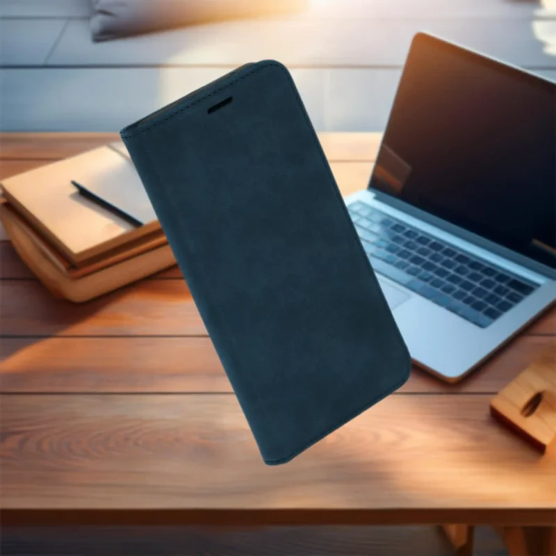 Granatowe etui z klapką Samsung Galaxy S26 Ultra na biurku – elegancki design i minimalistyczne wykończenie