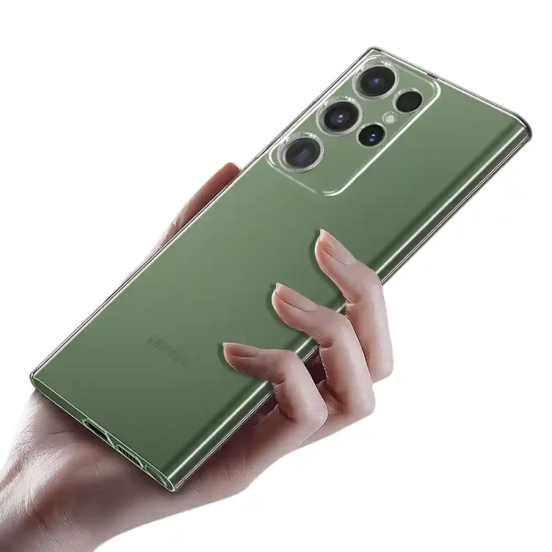 Samsung Galaxy S23 Ultra w przezroczystym etui TPU – widok z tyłu, telefon trzymany w dłoni