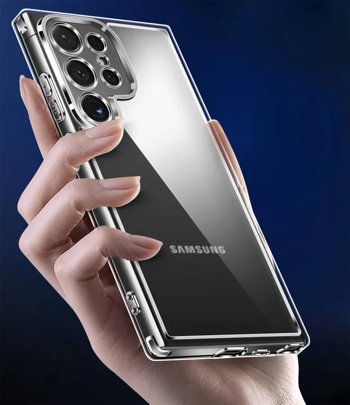Samsung Galaxy S24 Ultra w przezroczystym etui TPU – widok z tyłu, telefon trzymany w dłoni