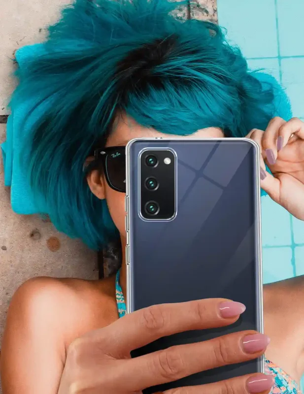Samsung Galaxy S20 Fe w przezroczystym etui TPU – widok z tyłu, telefon trzymany w dłoni