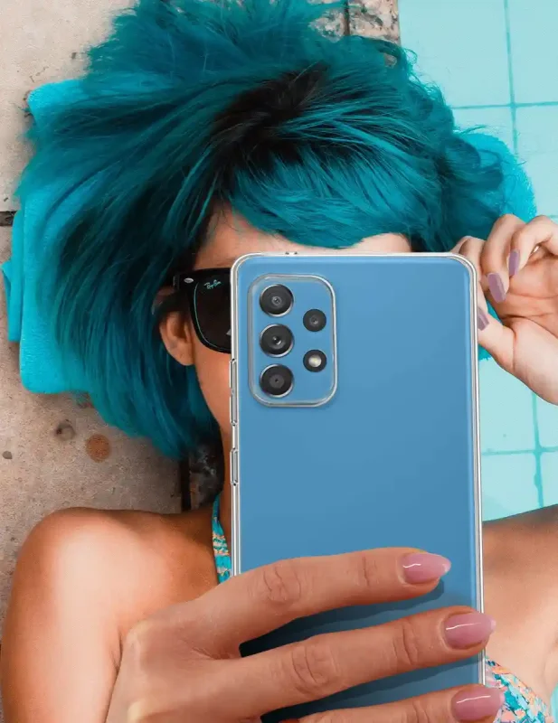 Samsung Galaxy A53 5G w przezroczystym etui TPU – widok z tyłu, telefon trzymany w dłoni