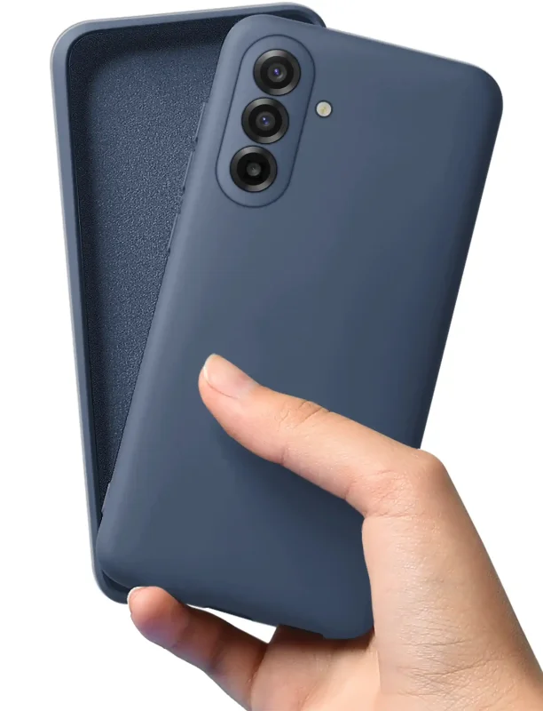 Etui silikonowe granatowe Samsung Galaxy A37 5G w dłoni antypoślizgowa powierzchnia i pewny chwyt