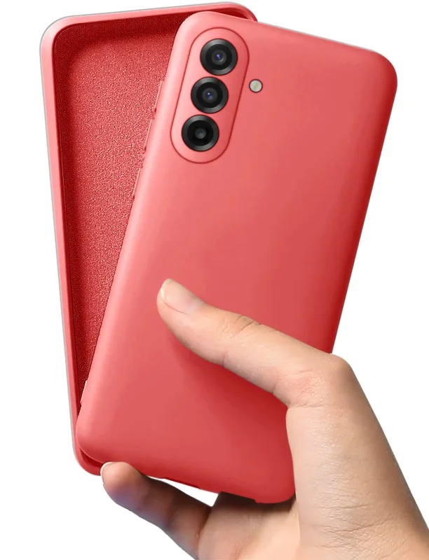 Etui silikonowe czerwone Samsung Galaxy A37 5G w dłoni antypoślizgowa powierzchnia i pewny chwyt