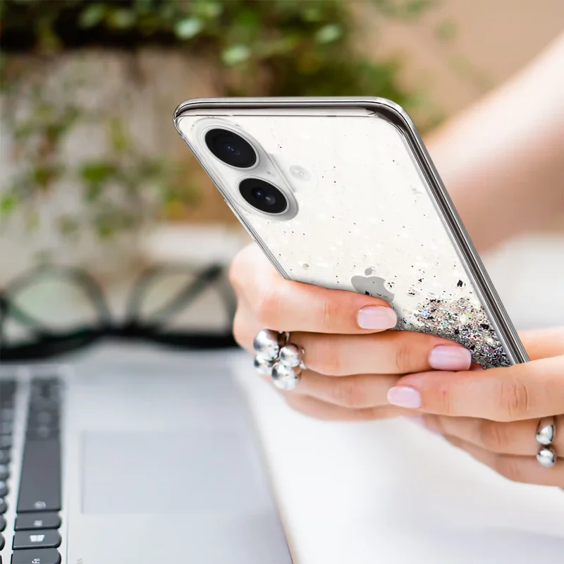 Przezroczyste etui glitter iPhone 16 w dłoni – połyskujący brokat i elegancki design