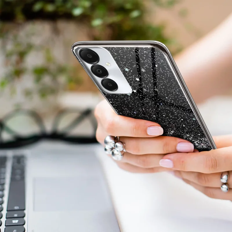 Samsung Galaxy S24 w czarnym etui brokatowym - elegancki wygląd smartfona w dłoni