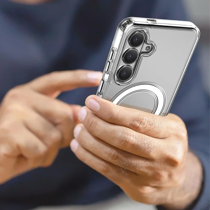 Samsung Galaxy A57 5G w przezroczystym etui MagSafe trzymany w dłoni