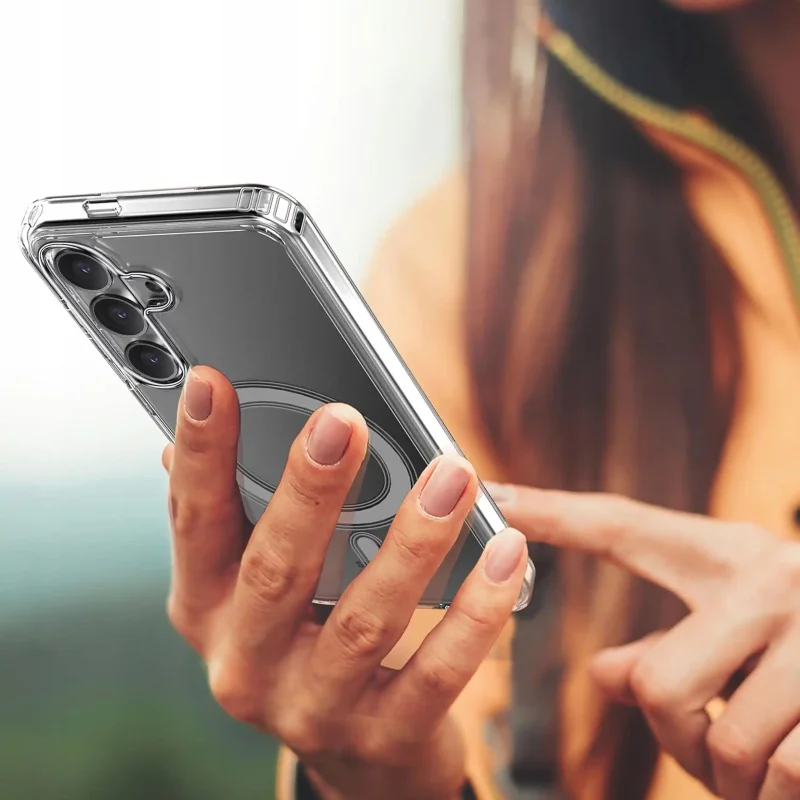 Samsung Galaxy A57 5G w bezbarwnym etui MagSafe – elegancki wygląd smartfona w dłoni