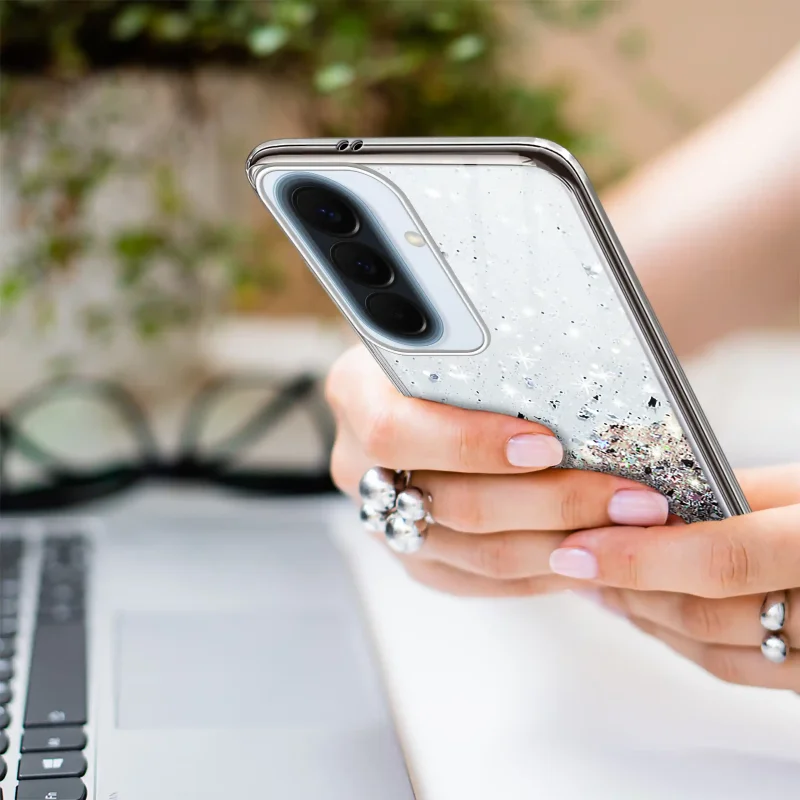 Etui Samsung Galaxy A57 5G w dłoni, transparentne plecki i ochrona