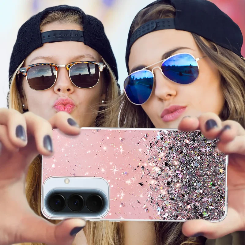 Elegancki wygląd smartfona w dłoni dzięki brokatowemu etui Samsung Galaxy A57 5G w kolorze różowym