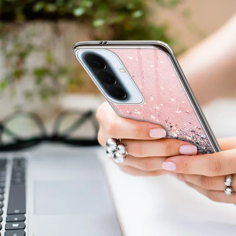 Etui Samsung Galaxy A57 5G w dłoni, różowe plecki i ochrona