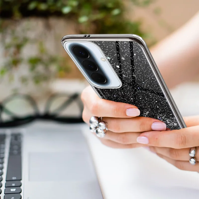 Etui Samsung Galaxy A57 5G w dłoni, czarne plecki i ochrona