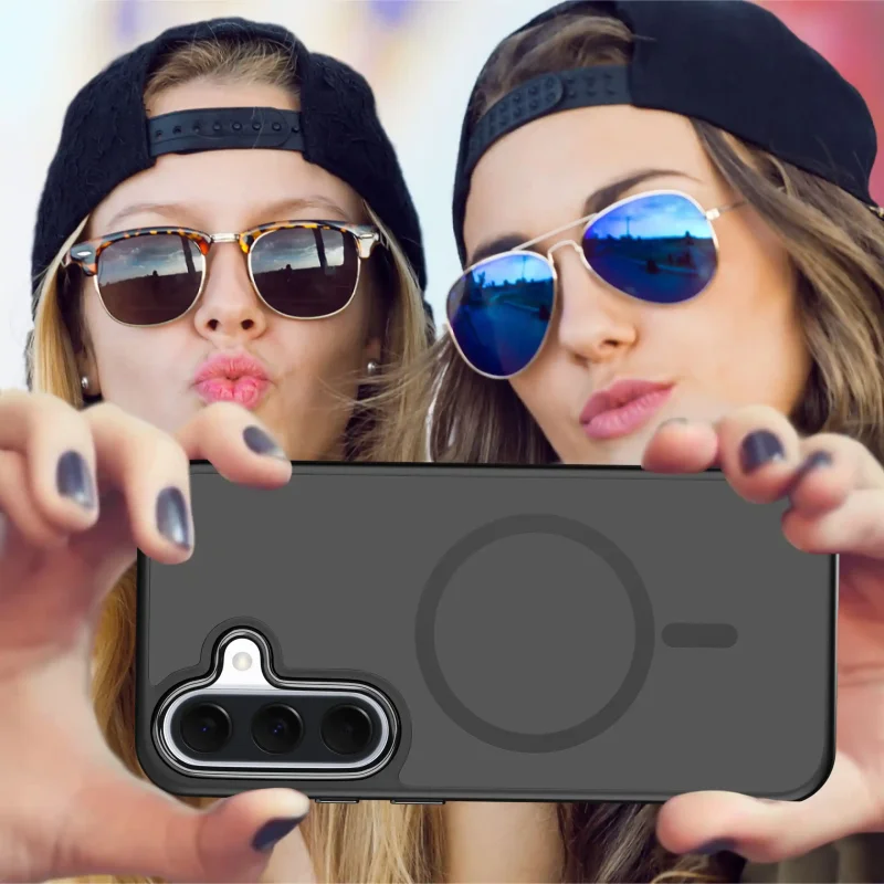 Dwie kobiety robiące selfie Samsung Galaxy A57 5G w czarnym etui MagSafe – poziome ujęcie telefonu z tyłem obudowy