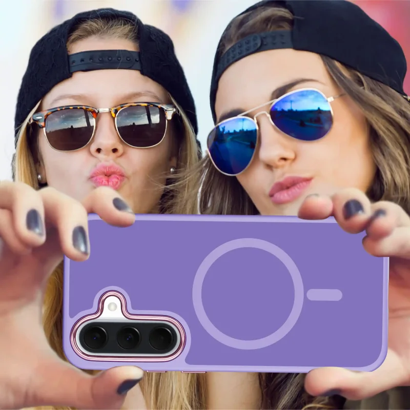 Dwie kobiety robiące selfie Samsung Galaxy A57 5G w fioletowym etui MagSafe – poziome ujęcie telefonu z tyłem obudowy