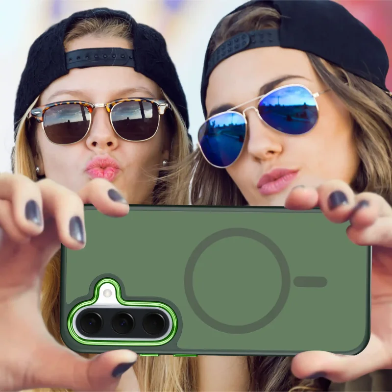 Dwie kobiety robiące selfie Samsung Galaxy A57 5G w zielonym etui MagSafe – poziome ujęcie telefonu z tyłem obudowy