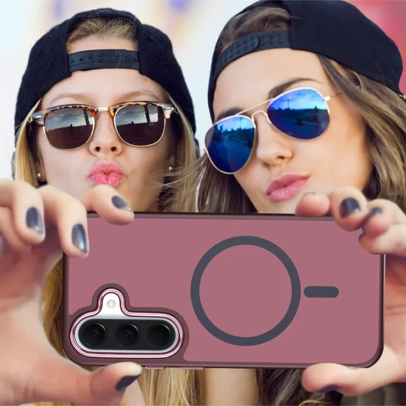 Dwie kobiety robiące selfie Samsung Galaxy A36 / A37 5G w burgundowym etui MagSafe – poziome ujęcie telefonu z tyłem obudowy