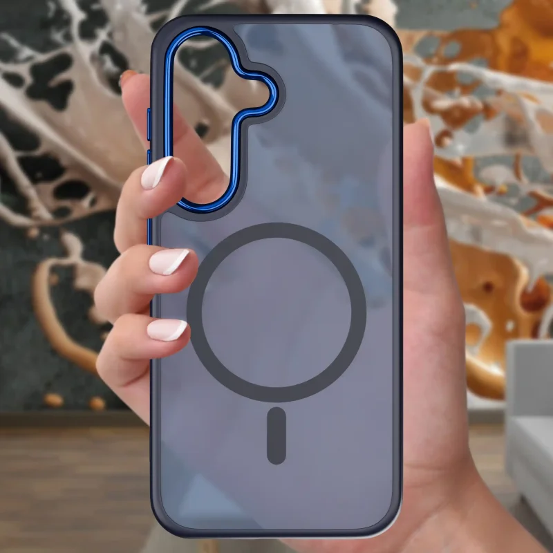 Granatowe etui MagSafe do Samsung Galaxy A37 5G trzymane w dłoni