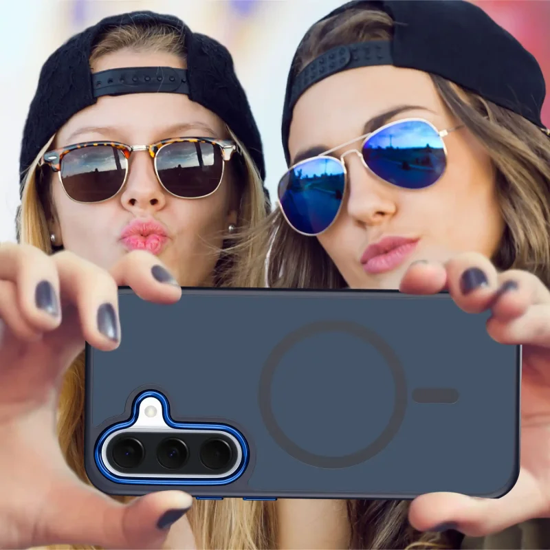 Dwie kobiety robiące selfie Samsung Galaxy A37 5G w granatowym etui MagSafe – poziome ujęcie telefonu z tyłem obudowy