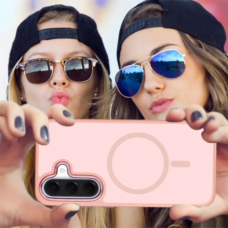 Dwie kobiety robiące selfie Samsung Galaxy A37 5G w różowym etui MagSafe – poziome ujęcie telefonu z tyłem obudowy