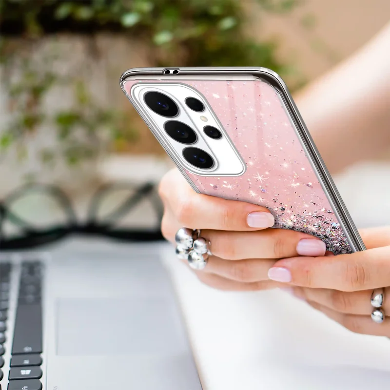 Etui Samsung Galaxy S26 Ultra w dłoni, różowe plecki i ochrona