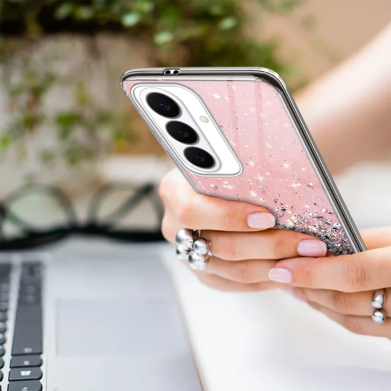 Etui Samsung Galaxy S26 w dłoni, różowe plecki i ochrona