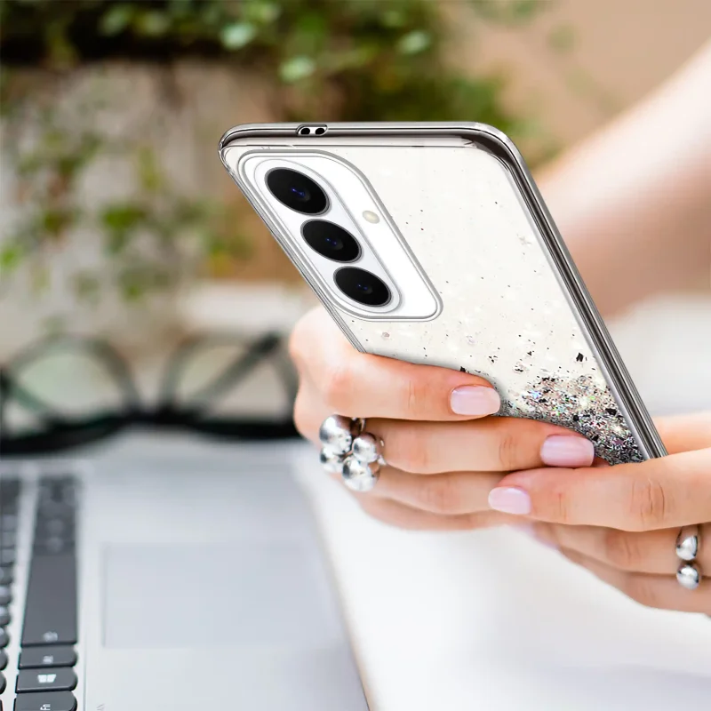 Etui Samsung Galaxy S26+ Plus w dłoni, transparentne plecki i ochrona