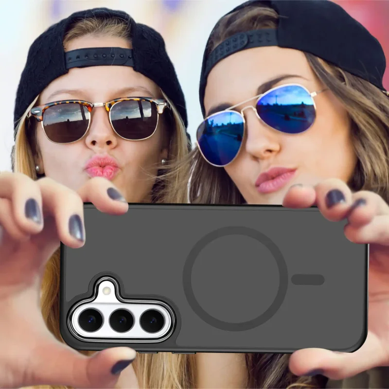 Dwie kobiety robiące selfie Samsung Galaxy S26 w czarnym etui MagSafe – poziome ujęcie telefonu z tyłem obudowy