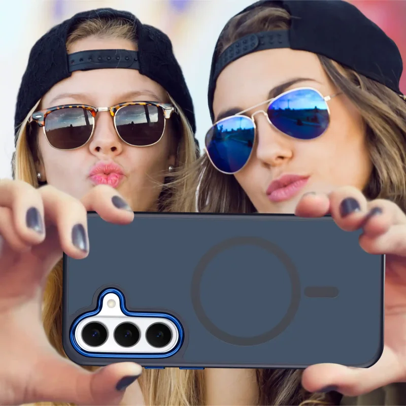 Dwie kobiety robiące selfie Samsung Galaxy S26 w granatowym etui MagSafe – poziome ujęcie telefonu z tyłem obudowy