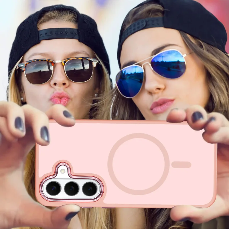 Dwie kobiety robiące selfie Samsung Galaxy S26 w różowym etui MagSafe – poziome ujęcie telefonu z tyłem obudowy