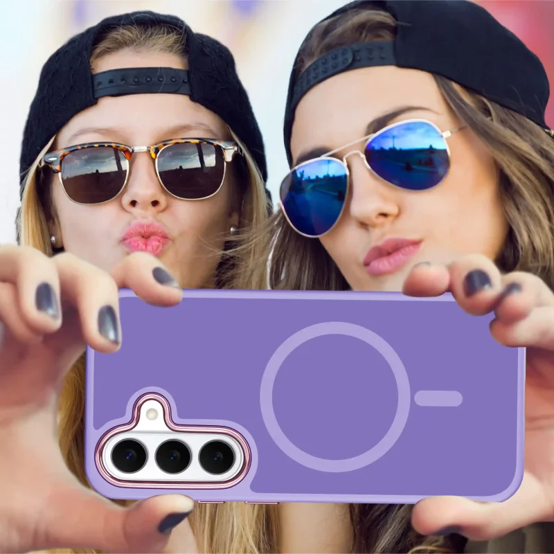 Dwie kobiety robiące selfie Samsung Galaxy S26+ Plus w fioletowym etui MagSafe – poziome ujęcie telefonu z tyłem obudowy