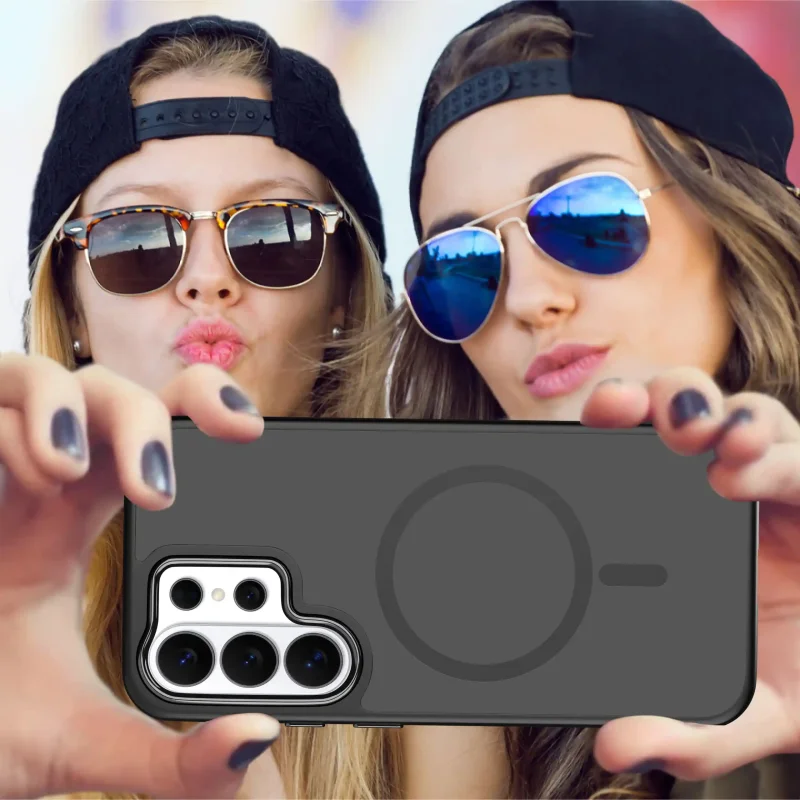 Dwie kobiety robiące selfie Samsung Galaxy S26 Ultra w czarnym etui MagSafe – poziome ujęcie telefonu z tyłem obudowy