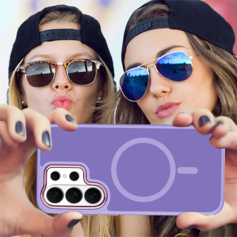 Dwie kobiety robiące selfie Samsung Galaxy S26 Ultra w fioletowym etui MagSafe – poziome ujęcie telefonu z tyłem obudowy
