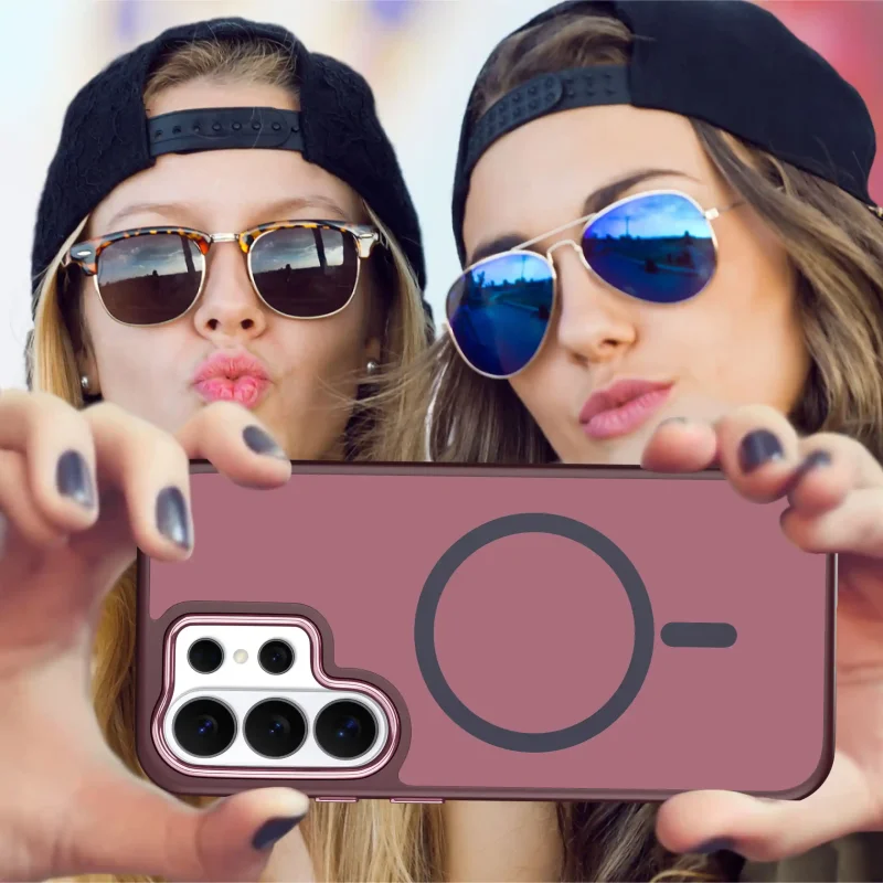 Dwie kobiety robiące selfie Samsung Galaxy S26 Ultra w burgundowym etui MagSafe – poziome ujęcie telefonu z tyłem obudowy