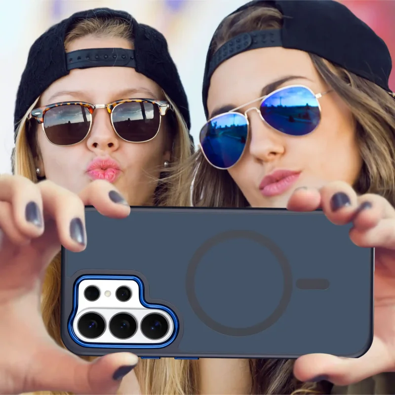 Dwie kobiety robiące selfie Samsung Galaxy S26 Ultra w granatowym etui MagSafe – poziome ujęcie telefonu z tyłem obudowy
