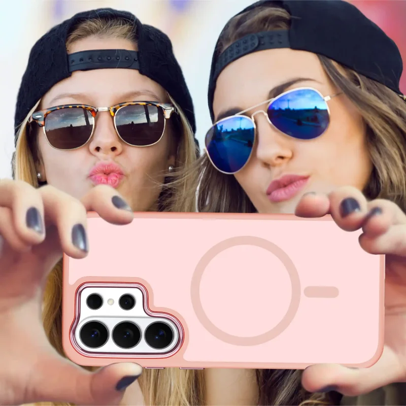 Dwie kobiety robiące selfie Samsung Galaxy S26 Ultra w różowym etui MagSafe – poziome ujęcie telefonu z tyłem obudowy