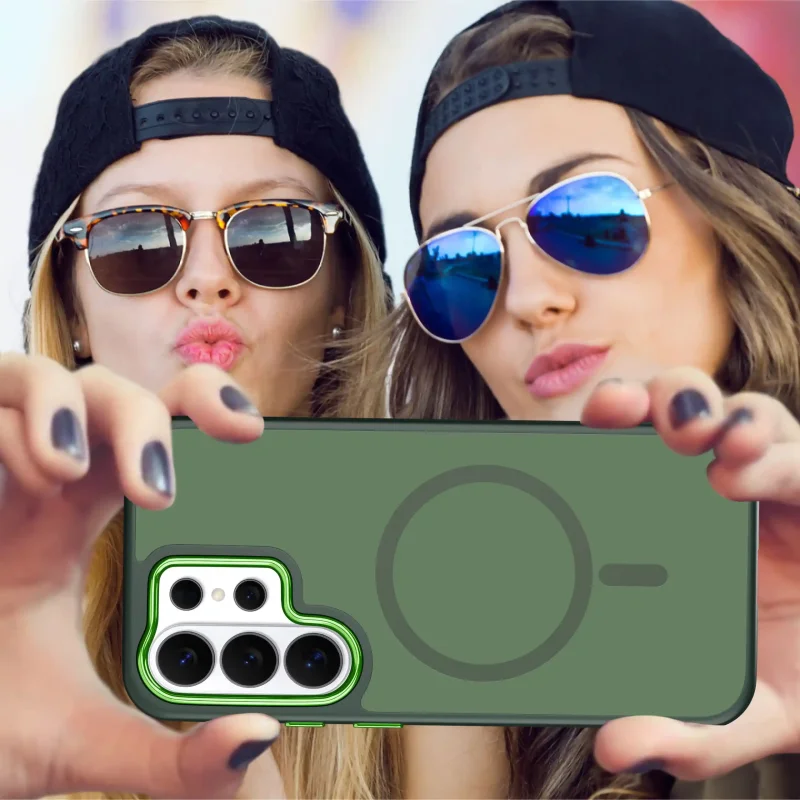 Dwie kobiety robiące selfie Samsung Galaxy S26 Ultra w zielonym etui MagSafe – poziome ujęcie telefonu z tyłem obudowy