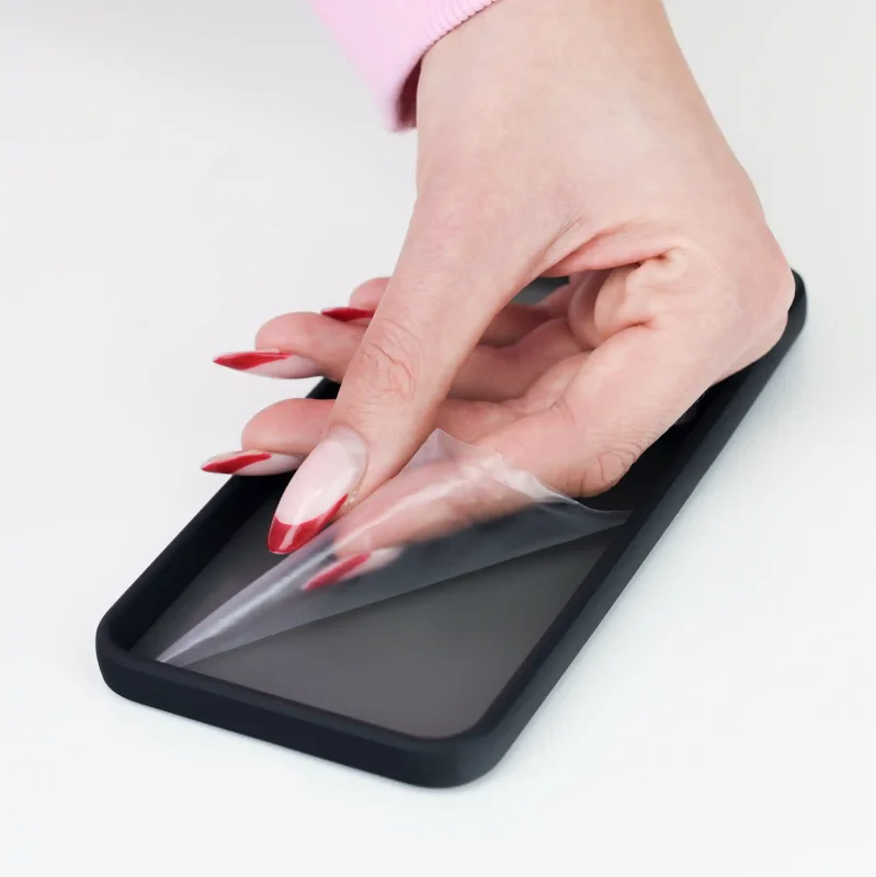 Zdejmowanie zabezpieczającej warstwy folii z etui matowego Samsung Galaxy S26 Ultra