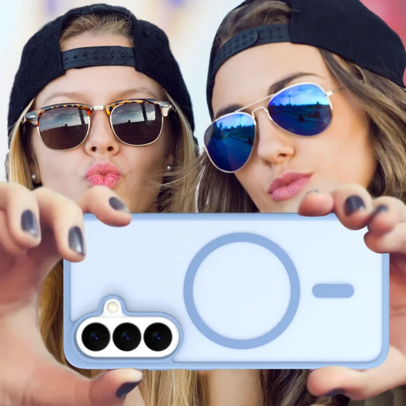 Samsung Galaxy S26 etui MagSafe niebieskie półtransparentne – zdjęcie lifestyle w dłoni podczas robienia zdjęcia