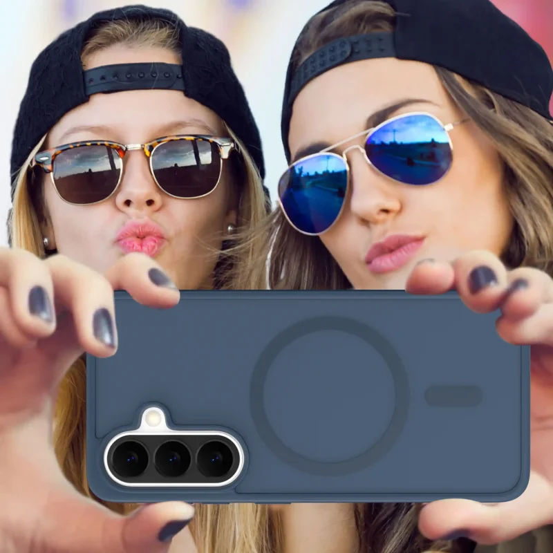 Samsung Galaxy A57 5G etui MagSafe granatowe półtransparentne – zdjęcie lifestyle w dłoni podczas robienia zdjęcia