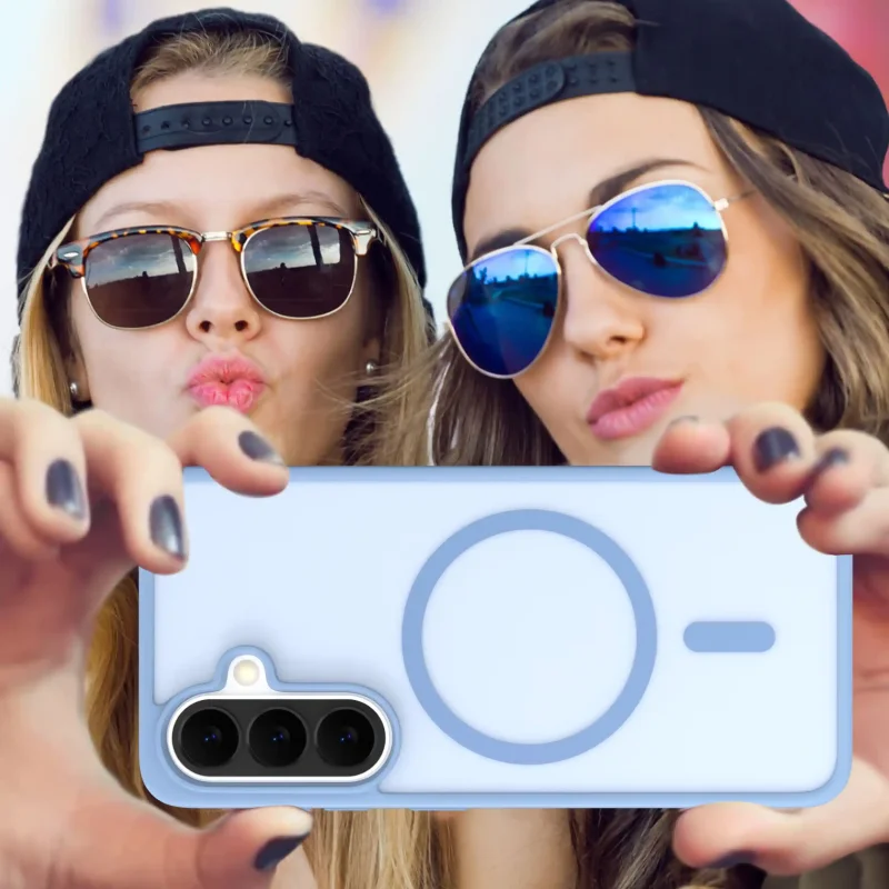 Samsung Galaxy A57 5G etui MagSafe niebieskie półtransparentne – zdjęcie lifestyle w dłoni podczas robienia zdjęcia