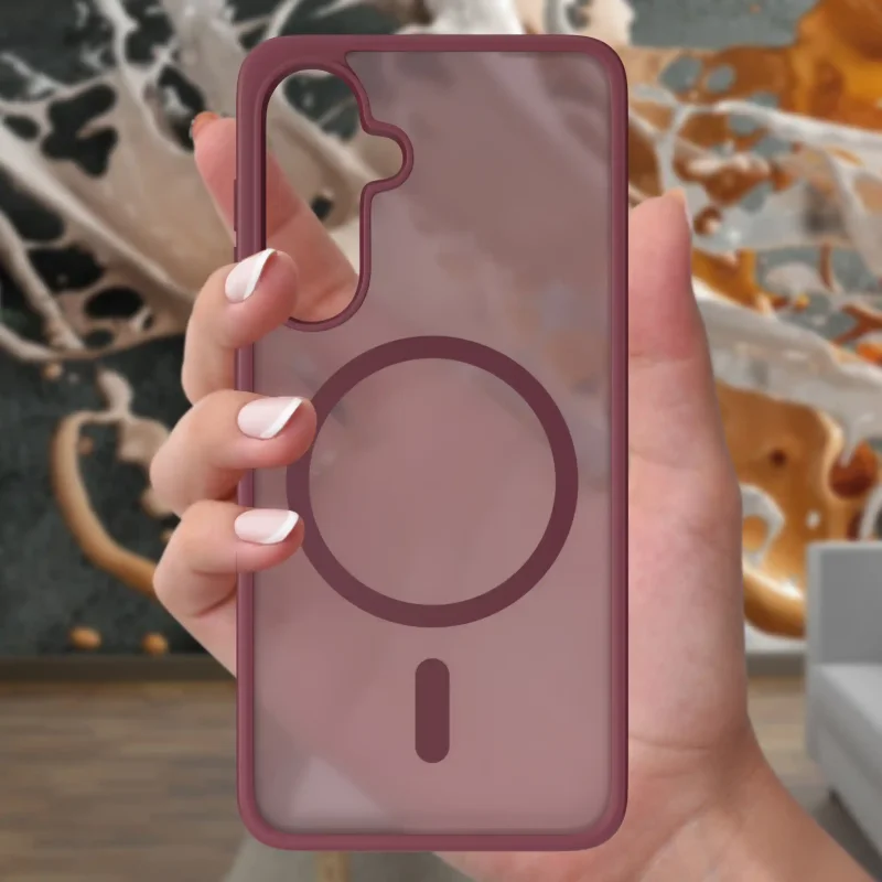 Bordowe etui MagSafe do Samsung Galaxy S25 matowe w dłoni