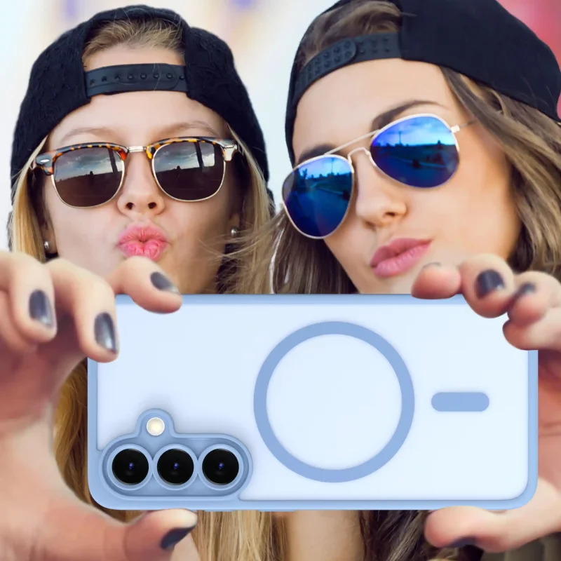 Samsung Galaxy S25 FE etui MagSafe niebieskie półtransparentne – zdjęcie lifestyle w dłoni podczas robienia zdjęcia