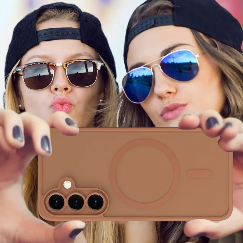 Samsung Galaxy S25 FE etui MagSafe brązowe półtransparentne – zdjęcie lifestyle w dłoni podczas robienia zdjęcia
