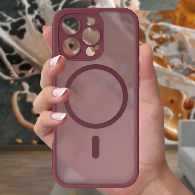 Bordowe etui MagSafe do iPhone 16 Pro matowe w dłoni